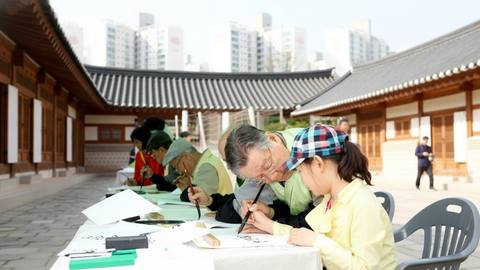한국 노인 부양 부담 급증, 2037년 일본 추월 (사실 아님)