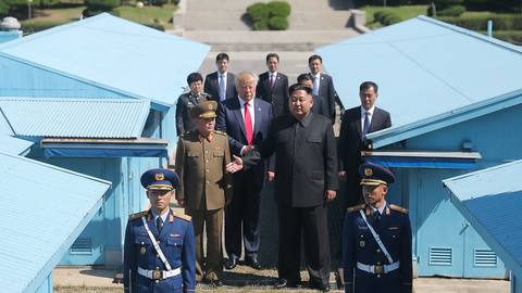 2019년 판문점, 트럼프-김정은 악수 포착