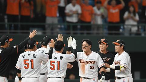 한화, 황영묵·심우준·최재훈…KS 3차전 8회말 역전 드라마